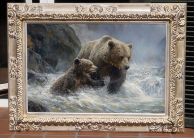 Cuadro al oleo enmarcado de un oso pardo y su cría cruzando un río